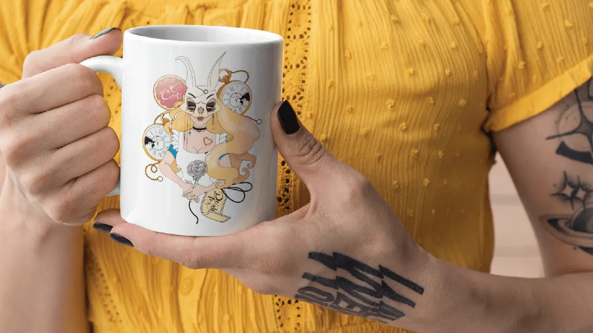 Egyedi ajándéktárgy: fehér bögre szürreális, fantázia stílusú női portré illusztrációval.